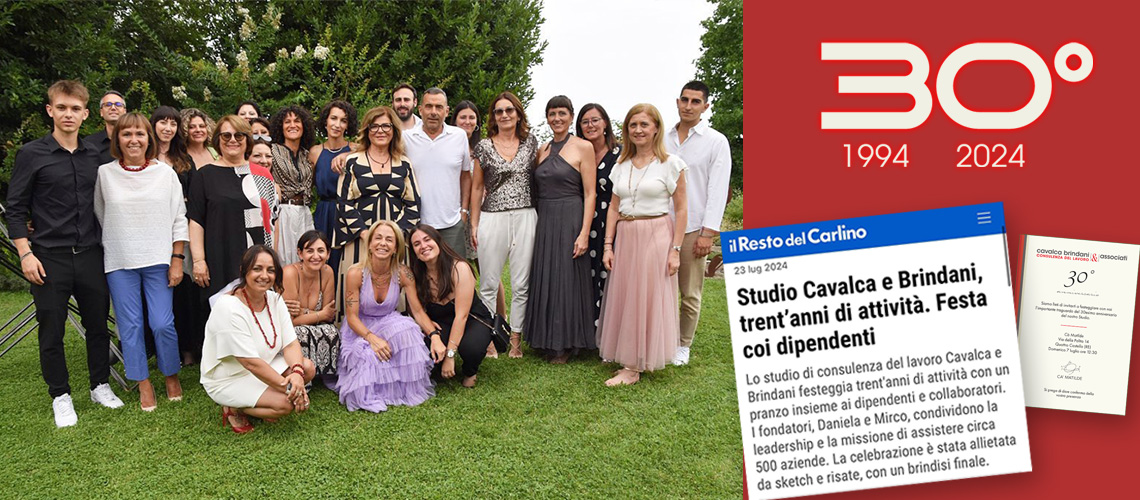 Foto di gruppo immersa dnel verde dei soci, dipendenti e collaboratori dello studio Cavalca - Brindani & associati, 24 persone
