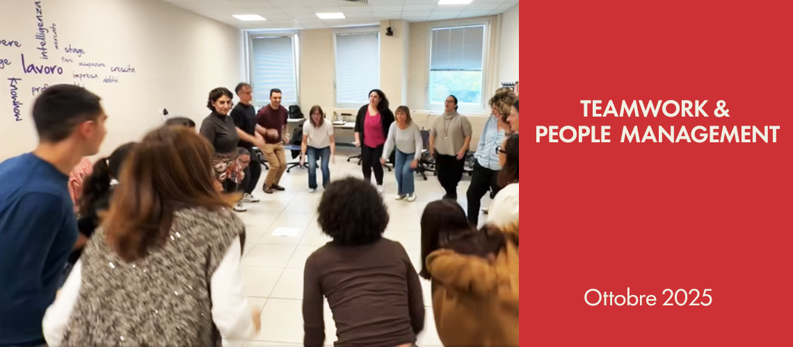 Persone in cerchio pronte a saltare in alto, didascalia Teamwork & People Management